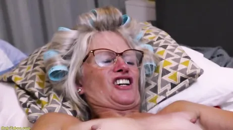 Il semblerait que la femme de chambre mature aime les bites noires... quelle salope elle est !
