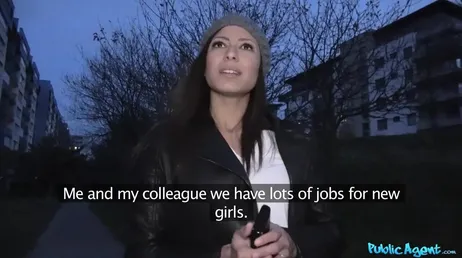 Il convainc une MILF sexy de la rue de rentrer chez lui pour pouvoir la baiser.