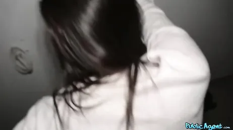 Il convainc une MILF sexy de la rue de rentrer chez lui pour pouvoir la baiser.