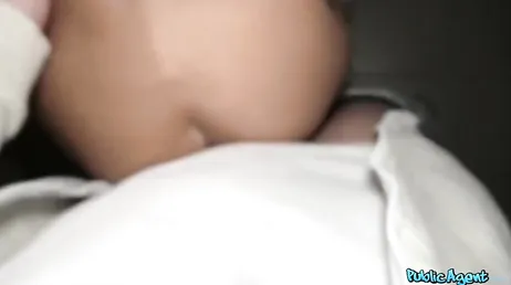 Il convainc une MILF sexy de la rue de rentrer chez lui pour pouvoir la baiser.