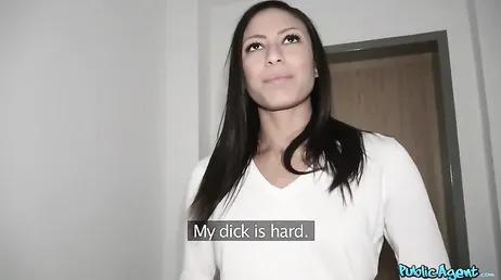 Il convainc une MILF sexy de la rue de rentrer chez lui pour pouvoir la baiser.