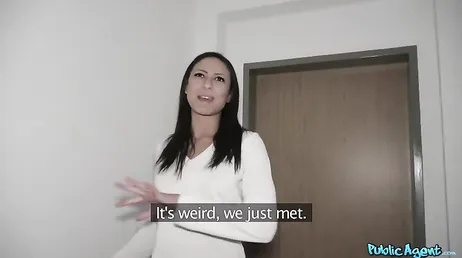Il convainc une MILF sexy de la rue de rentrer chez lui pour pouvoir la baiser.