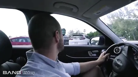 Su jefa le pide que le lave el coche y el recoge a una prostituta ... !!