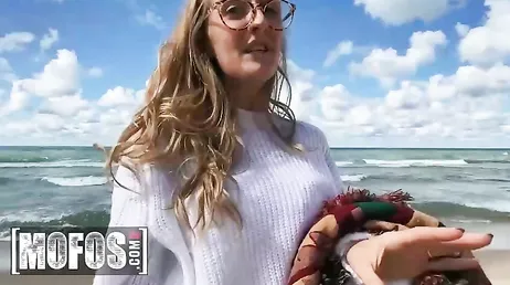 Disfrutando con su novia ninfómana acampando en una playa nudista