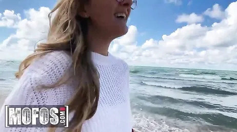 Disfrutando con su novia ninfómana acampando en una playa nudista