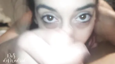 Minha namorada tira um cochilo de calcinha porque sabe que vou acordá-la...