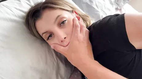 Mi prima se ha quedado dormida en la cama: menudo coño se le marca