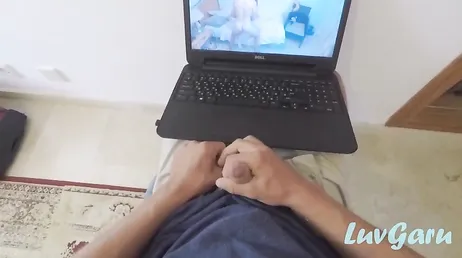 Ma colocataire a un petit ami mais elle s'assoit sur moi : quel con !
