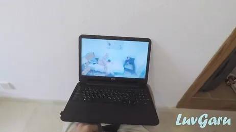 Ma colocataire a un petit ami mais elle s'assoit sur moi : quel con !