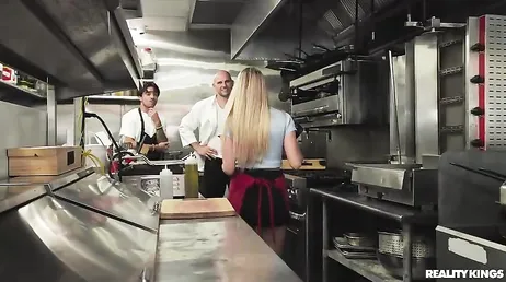 O gerente do restaurante fode a bunda da nova cozinheira estagiária