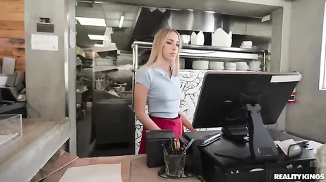 O gerente do restaurante fode a bunda da nova cozinheira estagiária