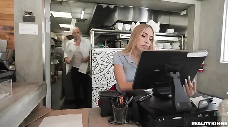 O gerente do restaurante fode a bunda da nova cozinheira estagiária