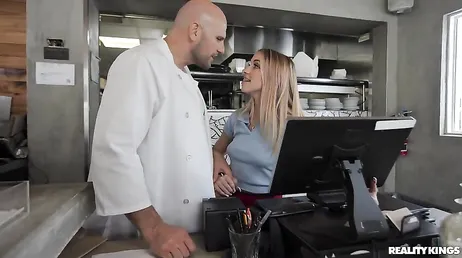O gerente do restaurante fode a bunda da nova cozinheira estagiária