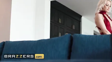 A mulher do meu irmão acabou de chegar em casa... que foda boa ela deu, meu Deus!