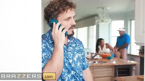 Su marido no parece darse cuenta de lo puta y viciosa que es su mujer