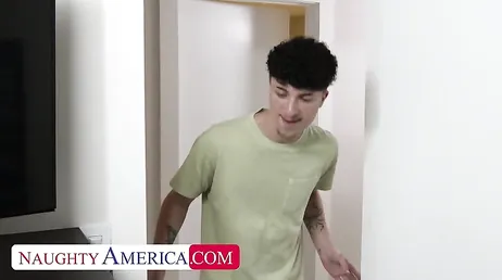 Non vede sua zia da tanto tempo... che tette mostra con quel vestito rosso
