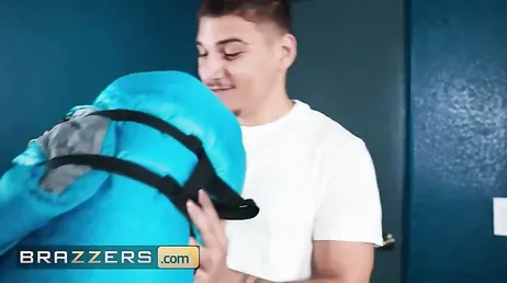 Ze drinkt het sperma van de vriend van haar dochter: ze wil echt een lul...!!