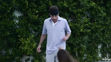 Invita al profesor de tenis a entrar en casa aprovechando que estan a solas ... !!