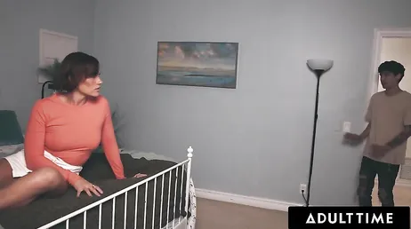 Ik loop stilletjes het huis binnen en betrap mijn stiefmoeder op masturbatie...!!
