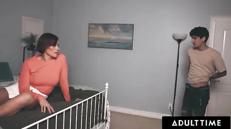 Ik loop stilletjes het huis binnen en betrap mijn stiefmoeder op masturbatie...!!