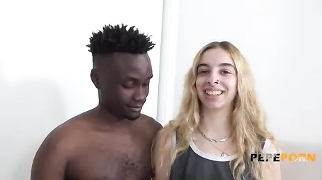 La spagnola Irina Love è felice della scena di oggi: cazzo nero!!