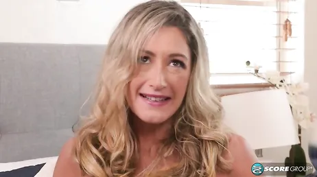 Untreue Ehefrau zieht sexy Dessous für ein Date mit ihrem Liebhaber in den Zwanzigern an