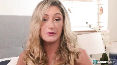 Untreue Ehefrau zieht sexy Dessous für ein Date mit ihrem Liebhaber in den Zwanzigern an