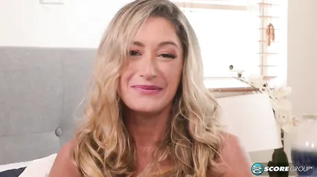 Untreue Ehefrau zieht sexy Dessous für ein Date mit ihrem Liebhaber in den Zwanzigern an