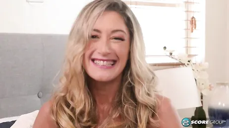 Untreue Ehefrau zieht sexy Dessous für ein Date mit ihrem Liebhaber in den Zwanzigern an