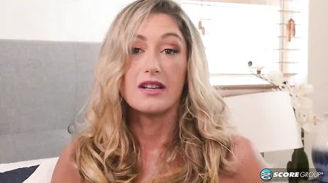Untreue Ehefrau zieht sexy Dessous für ein Date mit ihrem Liebhaber in den Zwanzigern an