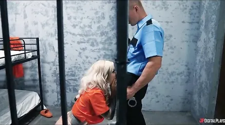 La presa se masturba delante del guardia para intentar ponerle caliente ... !!