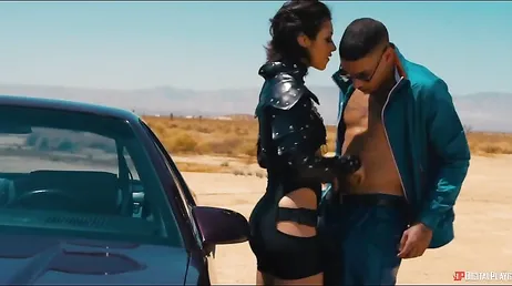 She meets a stranger in the middle of the desert to fuck: what a slut she is...!!