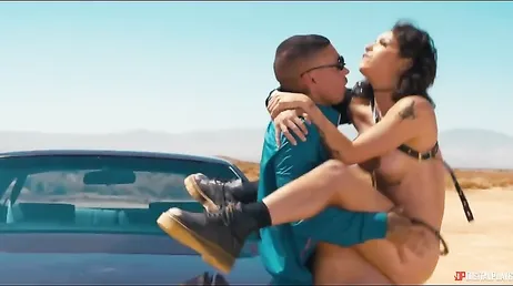 She meets a stranger in the middle of the desert to fuck: what a slut she is...!!
