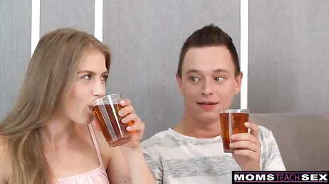 Meine Freundin stellt mich ihrer Mutter vor: Verdammt, was für eine Blondine, was zum Teufel muss die denn haben?