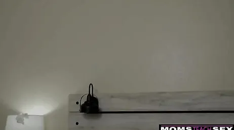 El novio de mi hija se está haciendo una paja en casa: será cerdo el tio !