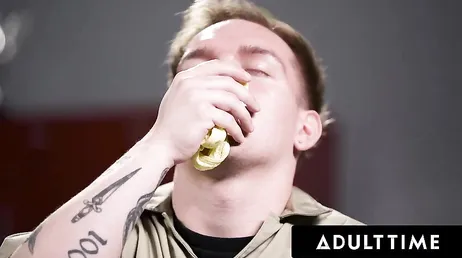 Ela flagra o homem da manutenção da academia cheirando sua calcinha: ele vai descobrir...