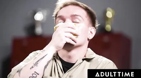 Ela flagra o homem da manutenção da academia cheirando sua calcinha: ele vai descobrir...