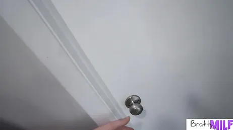 Peço ao meu enteado para ensaboar minhas costas: quero provar o pau dele agora...!!