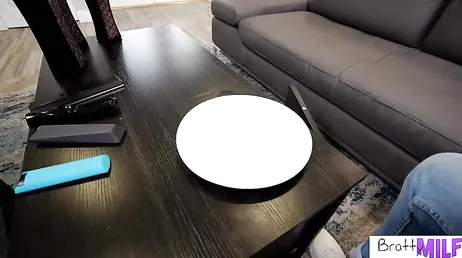 Peço ao meu enteado para ensaboar minhas costas: quero provar o pau dele agora...!!