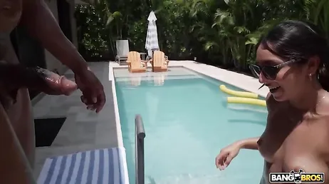 Je nage dans la piscine de ma voisine mariée et elle enlève ses vêtements... !!