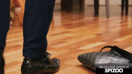 Marido corno permite que o funcionário do serviço de quarto foda sua esposa