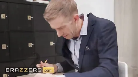 Den nya sekreteraren vill knulla chefen: vilken snygg rumpa den horan har!