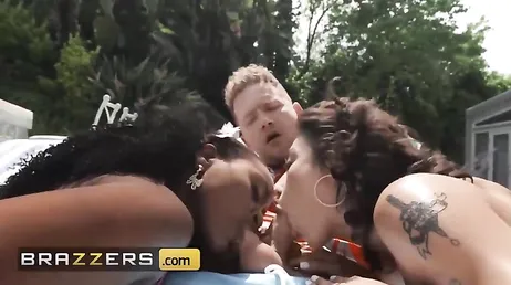 Gute Freunde teilen Schwänze und reiten zusammen auf ihnen ...!!