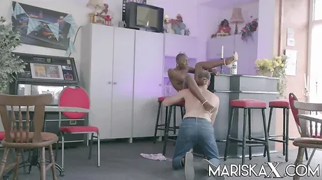 Pascal White geniet van de wilde poes van een prachtige zwarte vrouw