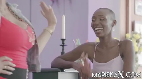 Pascal White geniet van de wilde poes van een prachtige zwarte vrouw