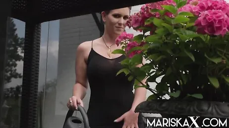 Mein verheirateter Nachbar macht mich so an, dass wir am Ende auf dem Boden miteinander geschlafen haben...!!