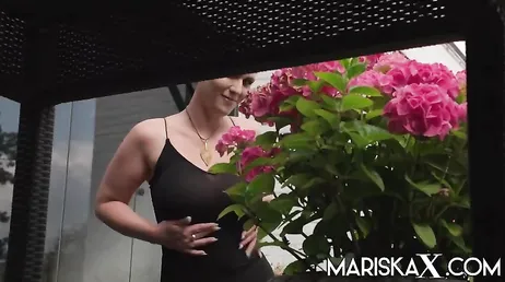 Mein verheirateter Nachbar macht mich so an, dass wir am Ende auf dem Boden miteinander geschlafen haben...!!