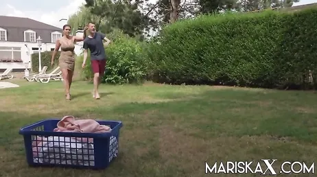 Mein verheirateter Nachbar macht mich so an, dass wir am Ende auf dem Boden miteinander geschlafen haben...!!