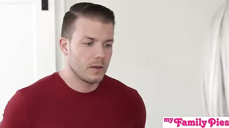 Ma demi-sœur me demande d'arrêter de regarder la télé et de la baiser fort