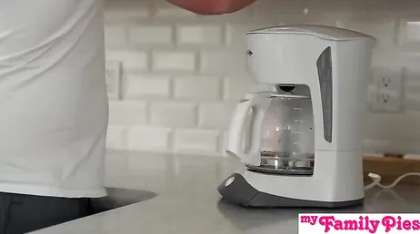 Su compañera de piso tiene un culazo muy tentador: qué ganas de follarla ... !!